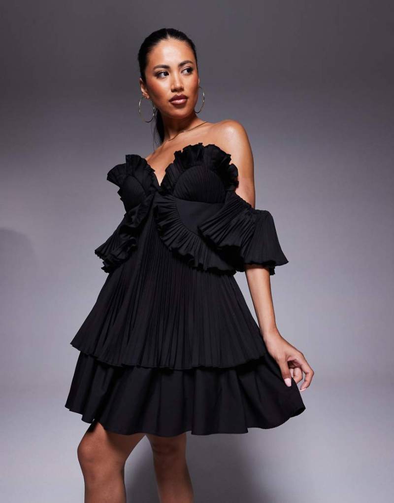 ASOS LUXE - Plissiertes, trägerloses Mini-Skater-Kleid aus Baumwoll-Popeline in Schwarz von ASOS Luxe