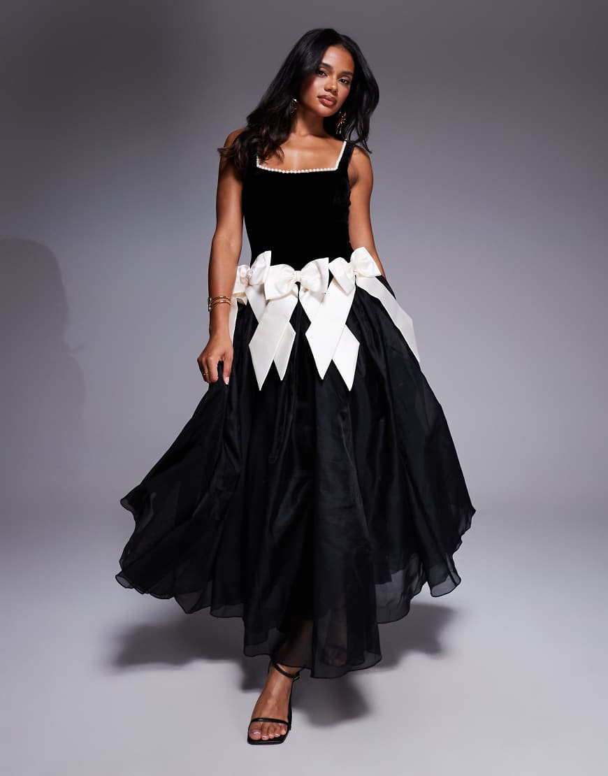 ASOS LUXE - Samt-Maxikleid in Schwarz mit perlenbesetztem Ausschnitt von ASOS LUXE