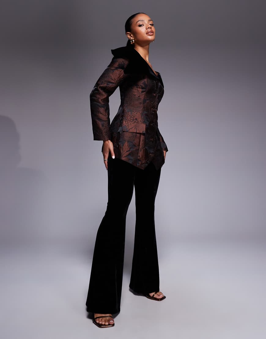 ASOS LUXE - Schlaghose aus Samt in Schwarz, Kombiteil-Brown von ASOS LUXE