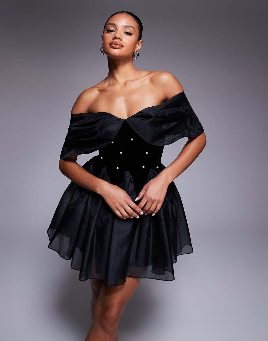 ASOS LUXE - Schulterfreie Samt-Minikleid in Schwarz mit Organza und Perlenverzierung ASOS LUXE - Schulterfreie Samt-Minikleid in Schwarz mit Organza und Perlenverzierung von ASOS LUXE