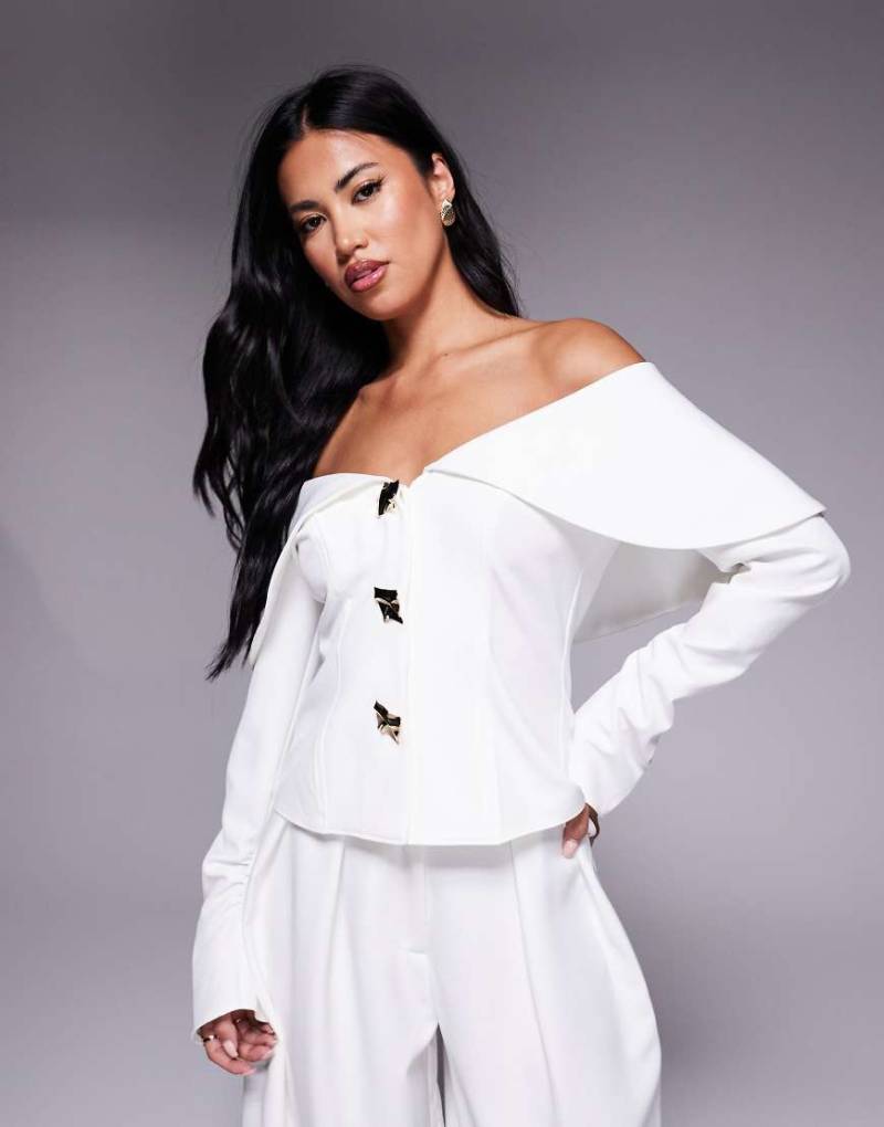 ASOS LUXE - Schulterfreier Blazer in Elfenbeinweiß mit goldener Metallverzierung, Kombiteil von ASOS Luxe