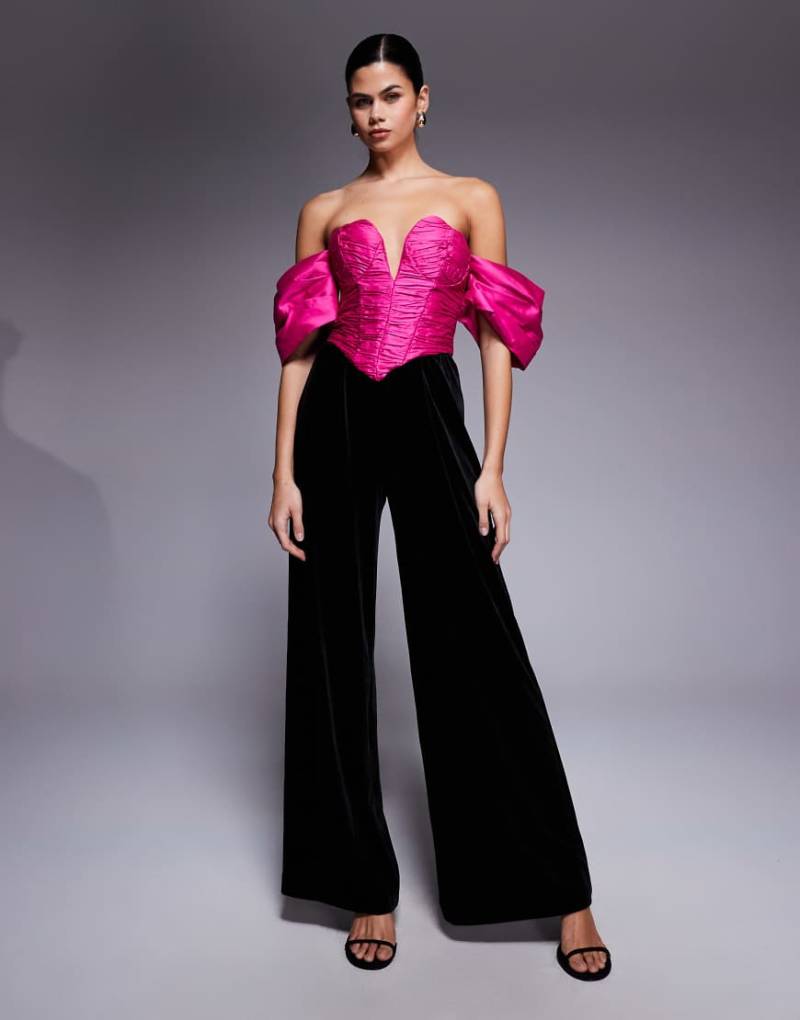 ASOS LUXE - Schulterfreier Jumpsuit aus Satin und Samt in Schwarz ASOS LUXE - Schulterfreier Jumpsuit aus Satin und Samt in Schwarz von ASOS LUXE
