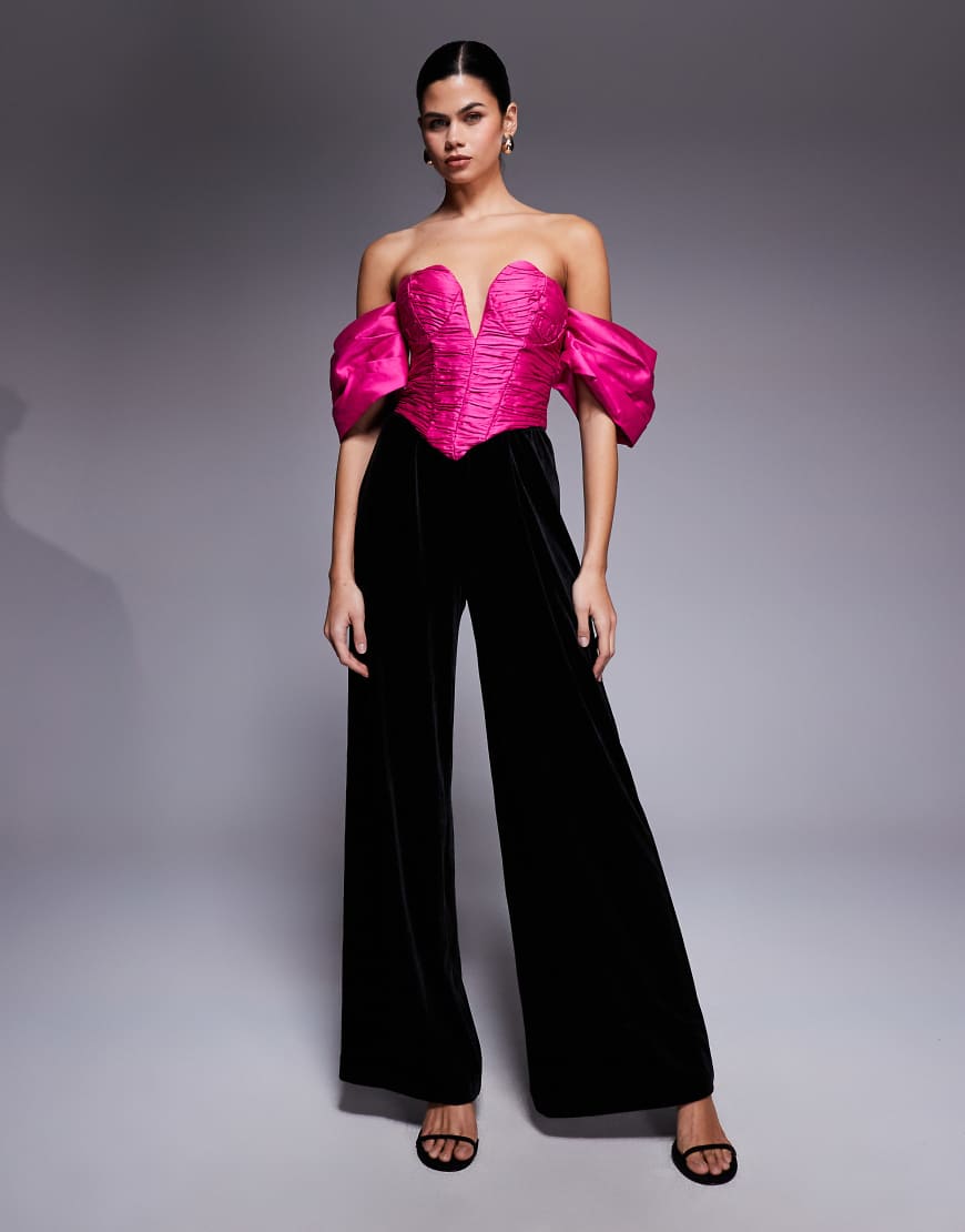 ASOS LUXE - Schulterfreier Jumpsuit aus Satin und Samt in Schwarz von ASOS LUXE