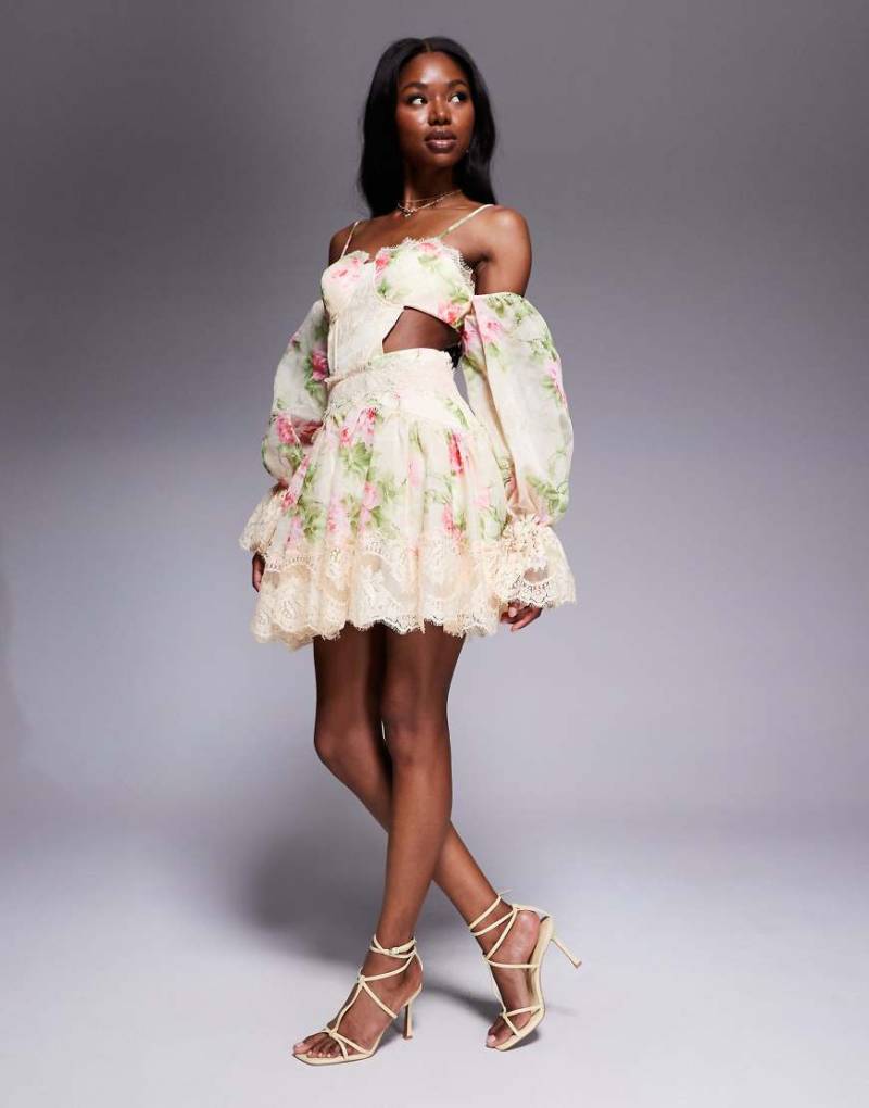 ASOS LUXE - Skater-Minikleid in Buttermilchgelb mit Blumenmuster, Spitze und Zierausschnitten von ASOS Luxe