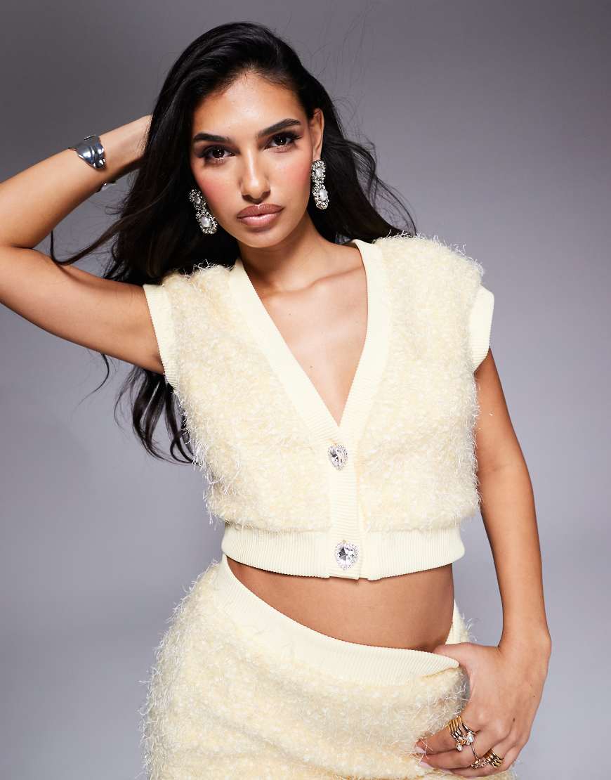 ASOS LUXE - Strickjacke aus Strukturstrick in Buttermilchgelb mit kurzem Schnitt und Zierknöpfen, Kombiteil von ASOS LUXE