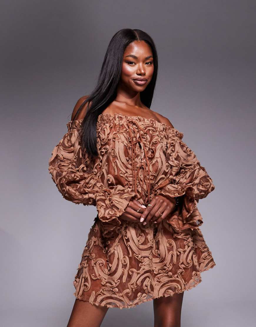 ASOS LUXE - Strukturiertes, schulterfreies Oversize-Minikleid in Schokobraun mit elastischer Taille von ASOS LUXE