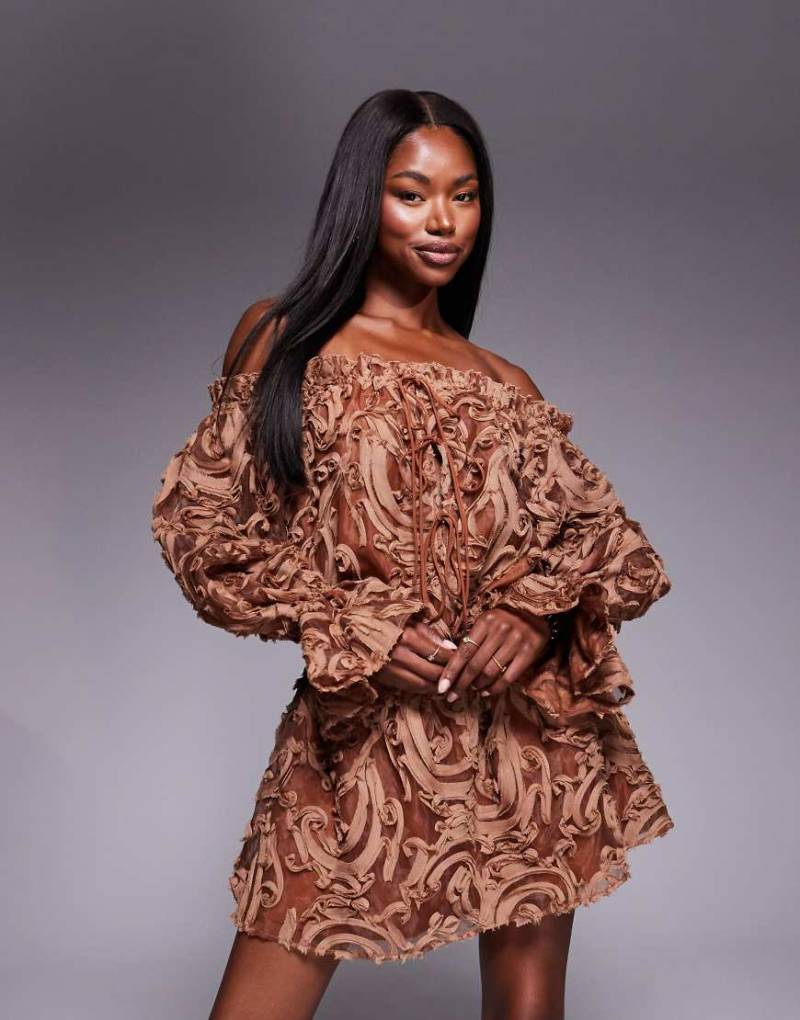 ASOS LUXE - Strukturiertes, schulterfreies Oversize-Minikleid in Schokobraun mit tiefer Taille von ASOS LUXE