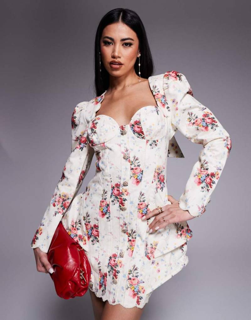 ASOS LUXE - Strukturiertes Jeans-Minikleid mit Blümchenmuster, Muschelkanten-Detail und Schleife am Rücken-Bunt von ASOS Luxe