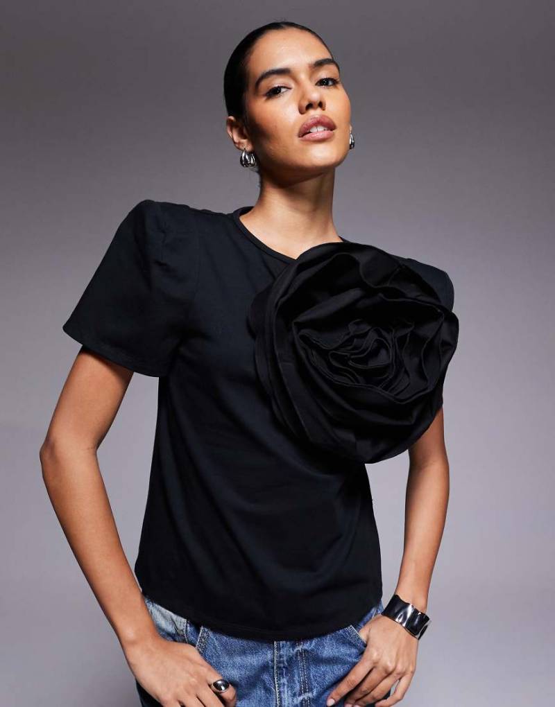ASOS LUXE - T-Shirt aus hochwertigem Material in Schwarz mit Blumenapplikation von ASOS Luxe