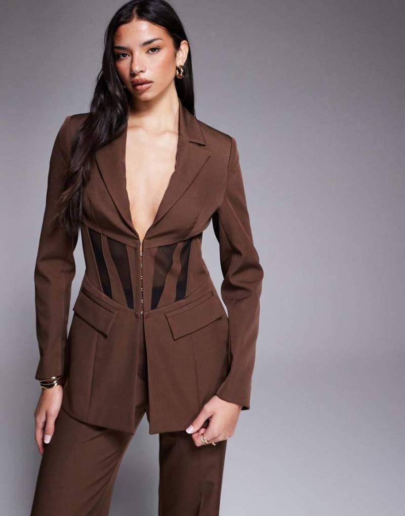 ASOS LUXE - Taillierter Blazer in Braun mit farblich abgesetzten Einsätzen, Kombiteil-Brown von ASOS Luxe