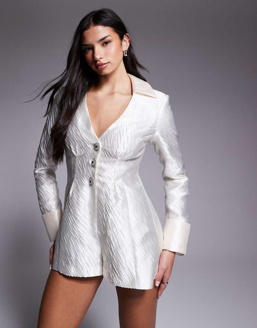 ASOS LUXE - Taillierter Playsuit aus Jacquard in Weiß von ASOS LUXE