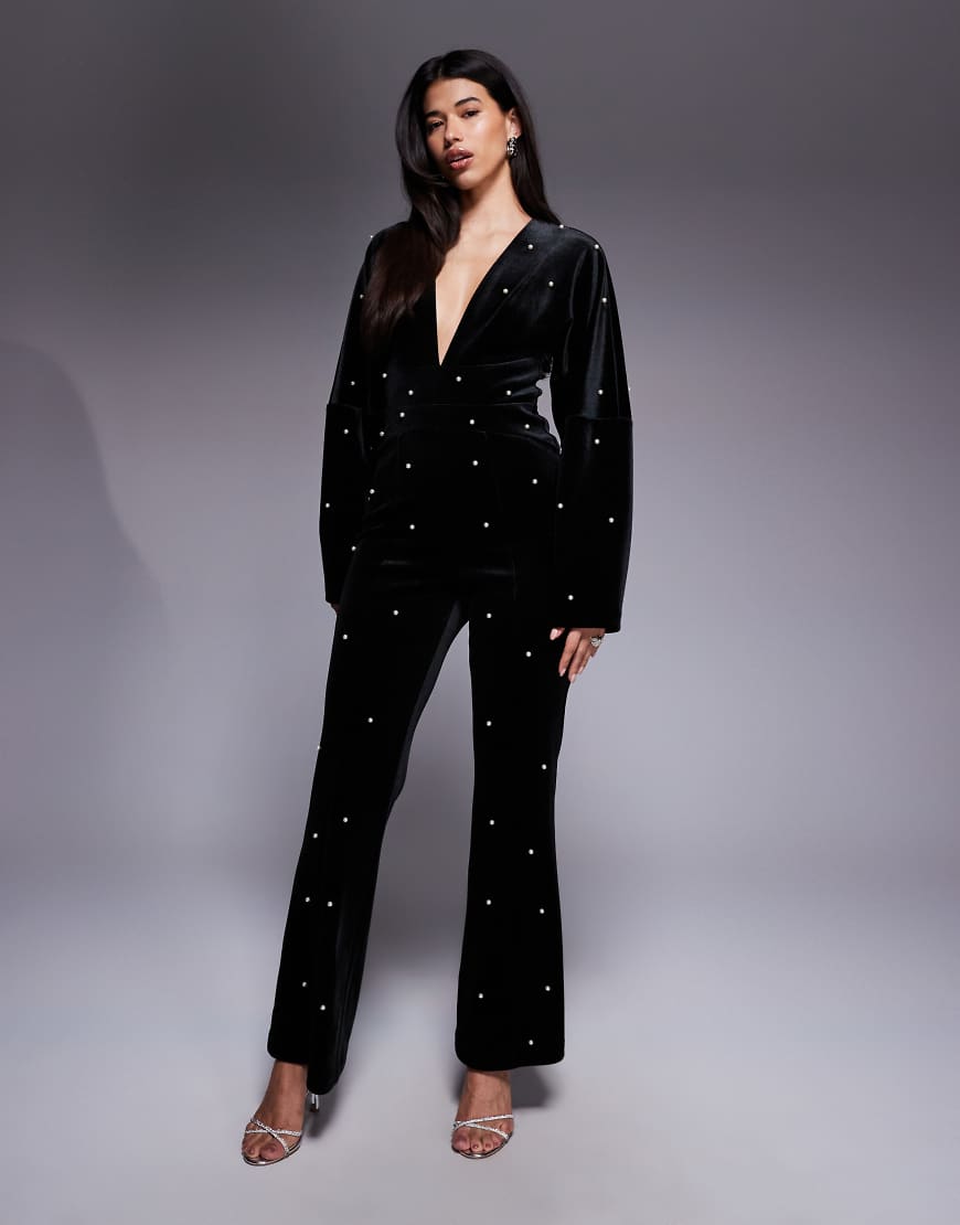 ASOS LUXE - Tief ausgeschnittener Jumpsuit aus Samt in Schwarz mit Perlenverzierung von ASOS LUXE