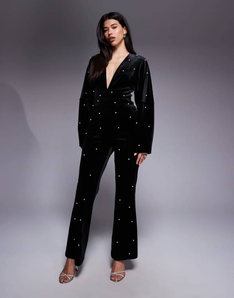 ASOS LUXE - Tief ausgeschnittener Jumpsuit aus Samt in Schwarz mit Perlenverzierung ASOS LUXE - Tief ausgeschnittener Jumpsuit aus Samt in Schwarz mit Perlenverzierung von ASOS LUXE