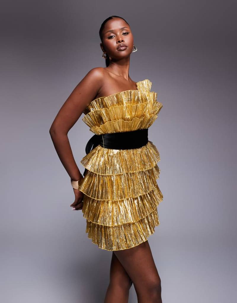 ASOS LUXE - Trägerloses, plissiertes Minikleid in Goldoptik mit Samtgürtel-Goldfarben ASOS LUXE - Trägerloses, plissiertes Minikleid in Goldoptik mit Samtgürtel-Goldfarben von ASOS LUXE