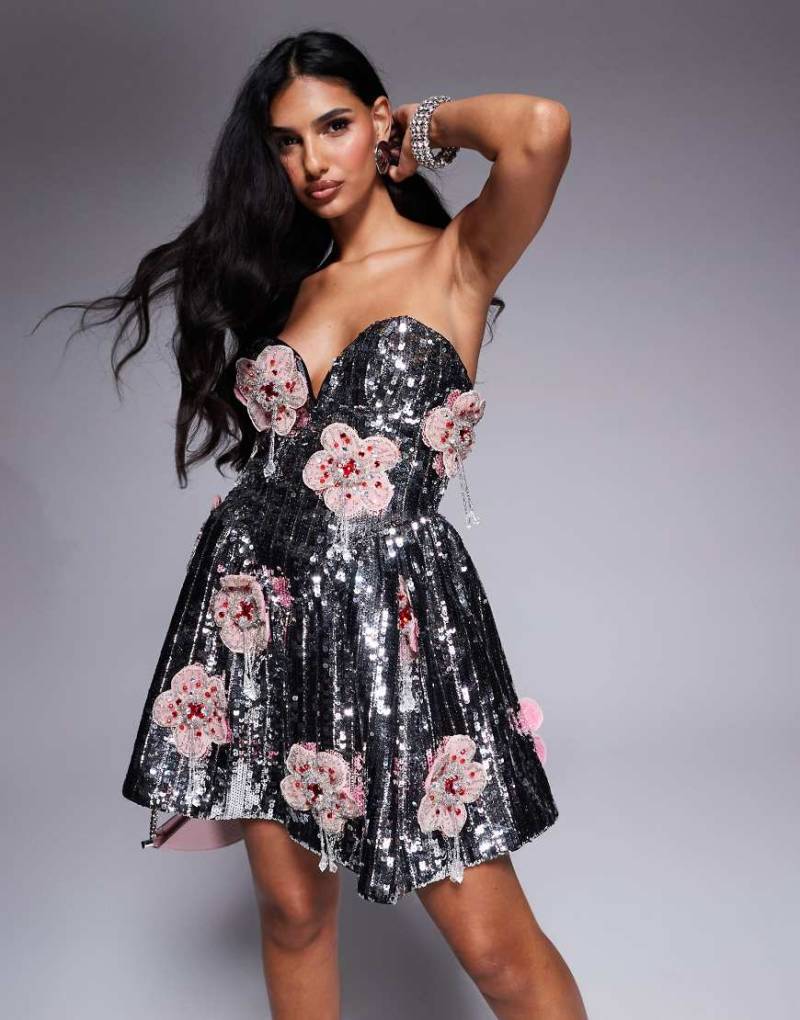 ASOS LUXE - Trägerloses, verziertes Pailletten-Minikleid in Silber mit Schmucksteinbesatz in Blütenform von ASOS Luxe