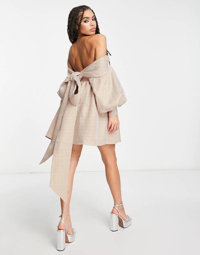 ASOS LUXE - Trägerloses Hängerkleid in Minilänge aus kariertem Jacquard in Orange mit Herzausschnitt-Bunt von ASOS Luxe