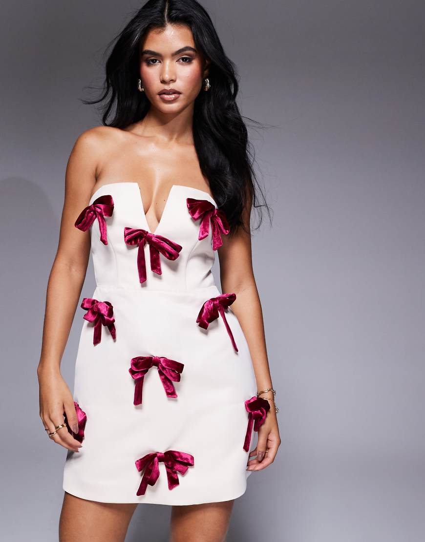ASOS LUXE - Trägerloses Minikleid in Cremeweiß mit Samtschleifen in Burgunderrot ASOS LUXE - Trägerloses Minikleid in Cremeweiß mit Samtschleifen in Burgunderrot von ASOS LUXE