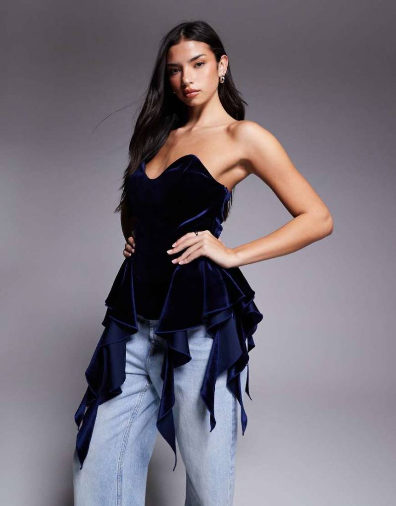 ASOS LUXE - Trägerloses strukturiertes Schößchenoberteil aus Samt in Marineblau von ASOS LUXE