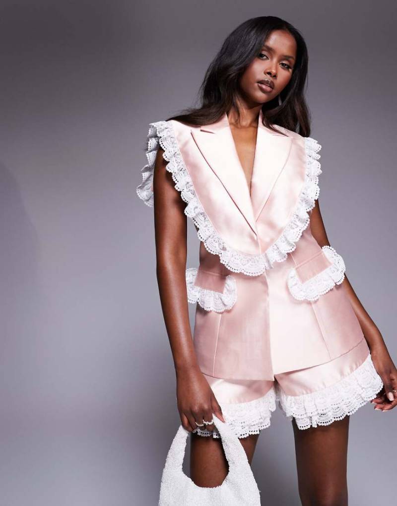 ASOS LUXE - Verstärkte Satin-Weste in Hellrosa mit Spitzenborte, Kombiteil von ASOS LUXE