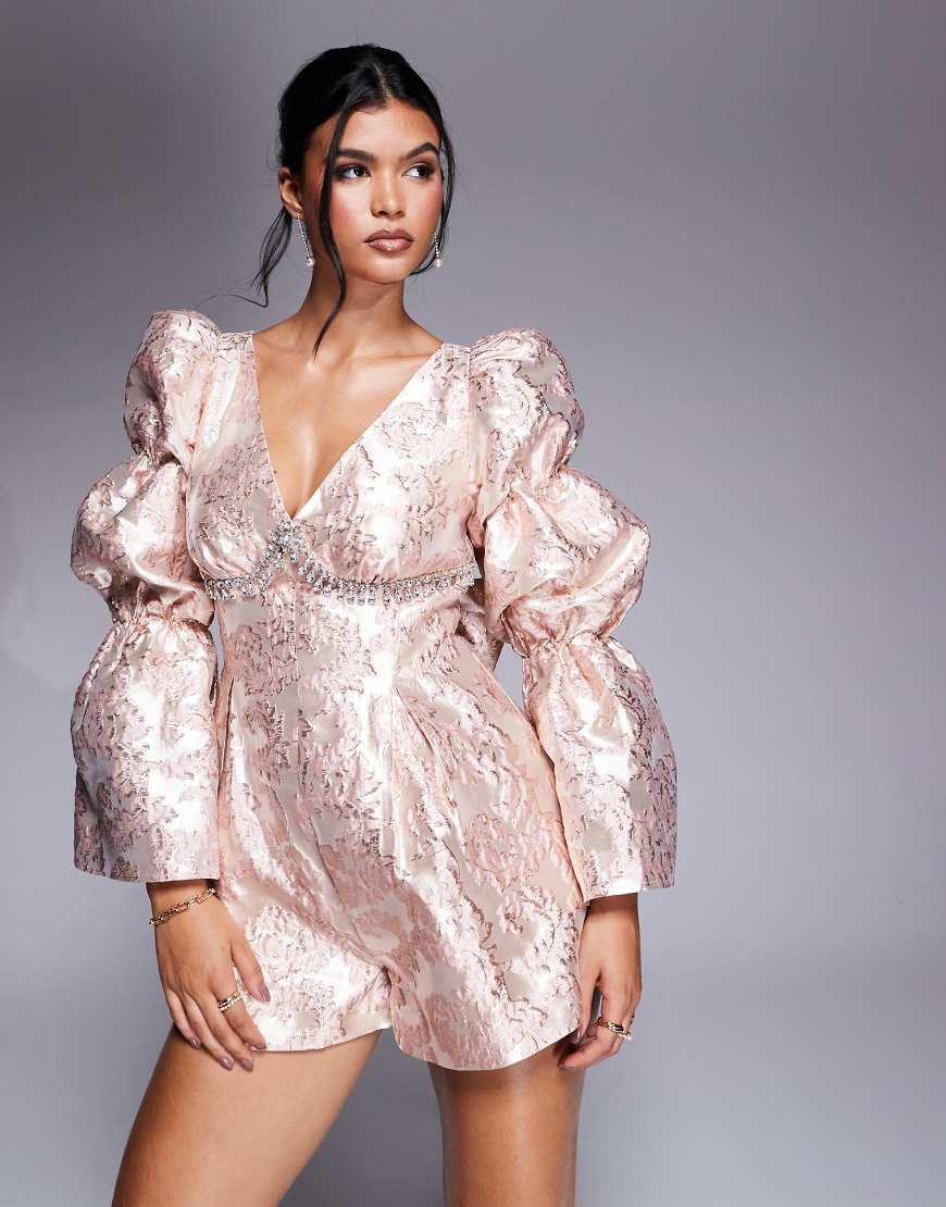 ASOS LUXE - Verzierter Jacquard-Playsuit in Rosa mit Rückenschleife ASOS LUXE - Verzierter Jacquard-Playsuit in Rosa mit Rückenschleife von ASOS LUXE