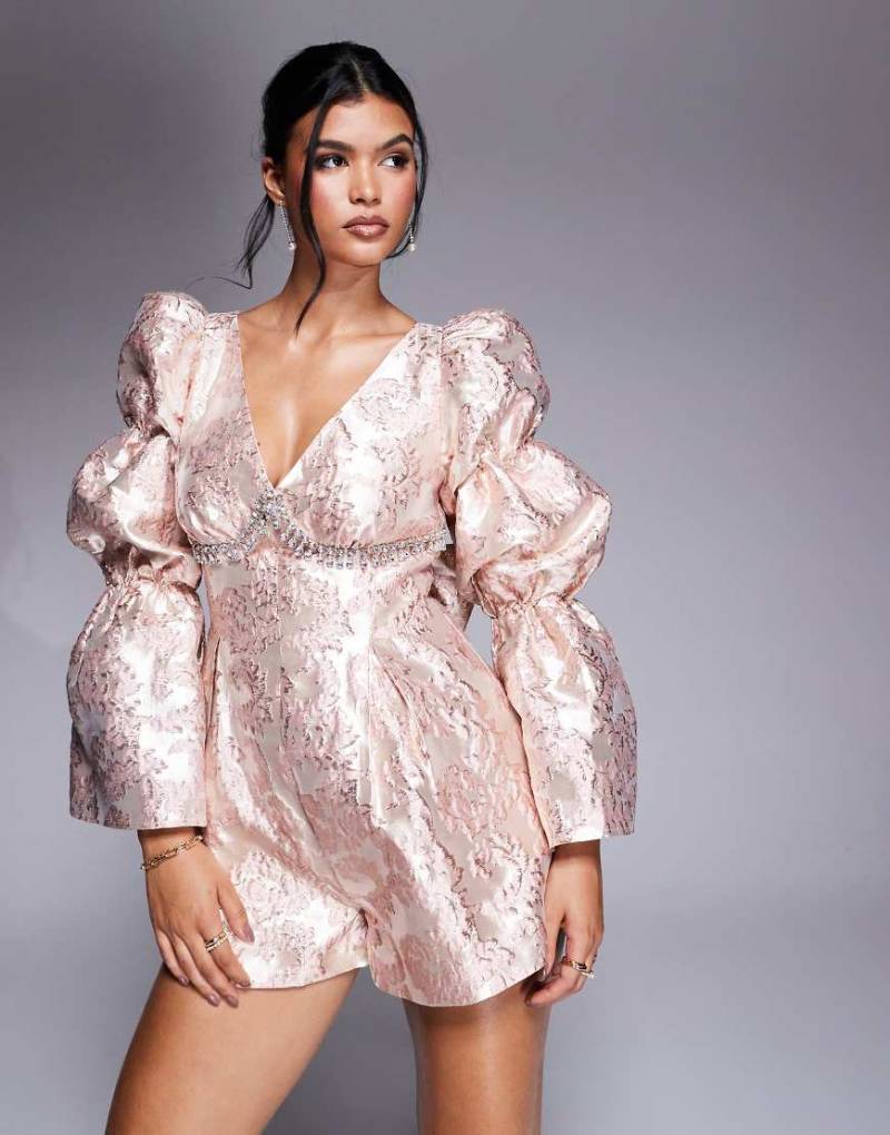 ASOS LUXE - Verzierter Jacquard-Playsuit in Rosa mit Rückenschleife von ASOS LUXE