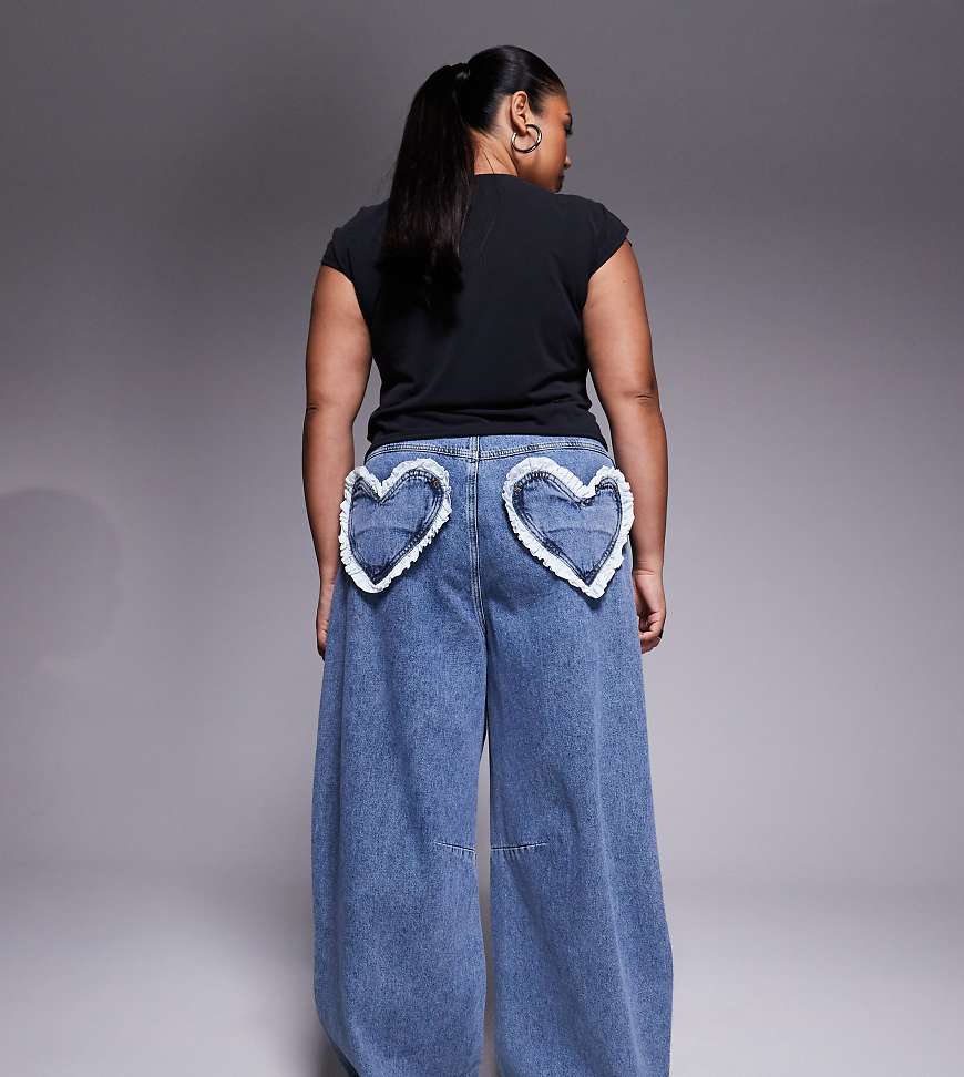 ASOS LUXE Curve - Barrel-Leg-Jeans in mittelblauer Waschung mit Herztaschen von ASOS LUXE