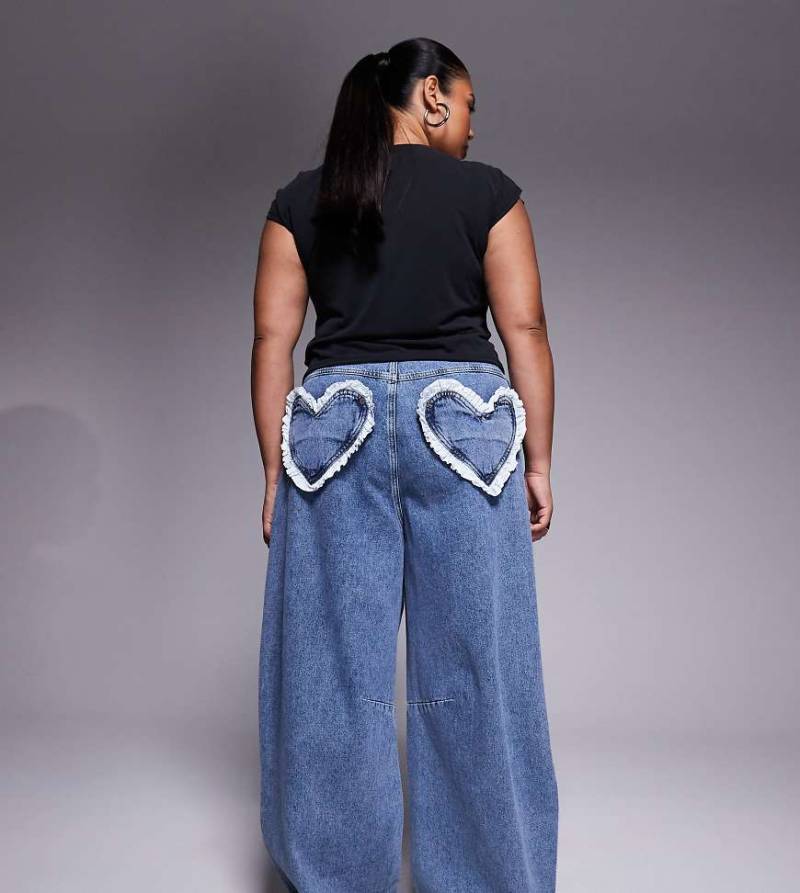 ASOS LUXE Curve - Barrel-Leg-Jeans in mittelblauer Waschung mit Herztaschen von ASOS LUXE