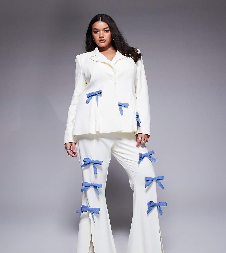 ASOS LUXE Curve - Eleganter Blazer in Cremeweiß mit Denim-Schleifen, Kombiteil von ASOS Luxe