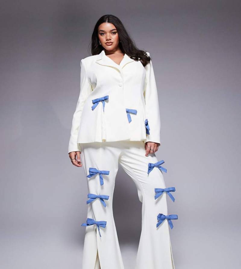 ASOS LUXE Curve - Eleganter Blazer in Cremeweiß mit Denim-Schleifen, Kombiteil von ASOS Luxe