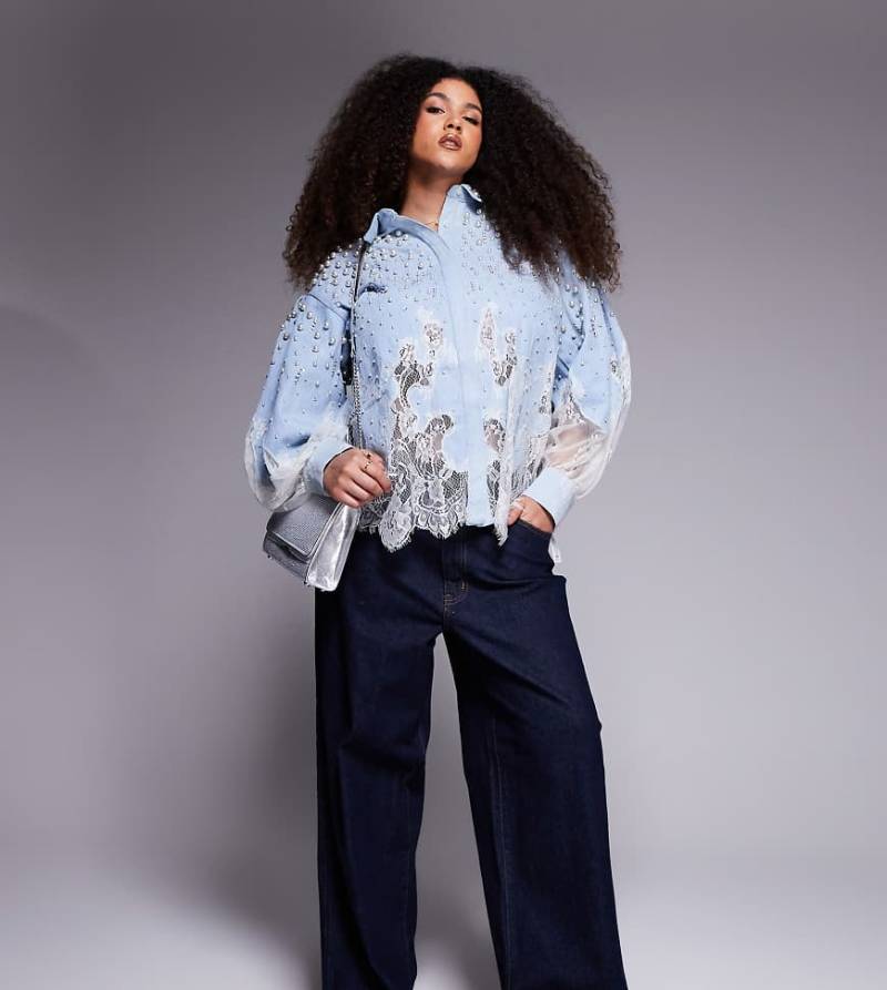 ASOS LUXE Curve - Jeansbluse in mittelblauer Waschung mit Perlenverzierung und Spitzendetails von ASOS LUXE