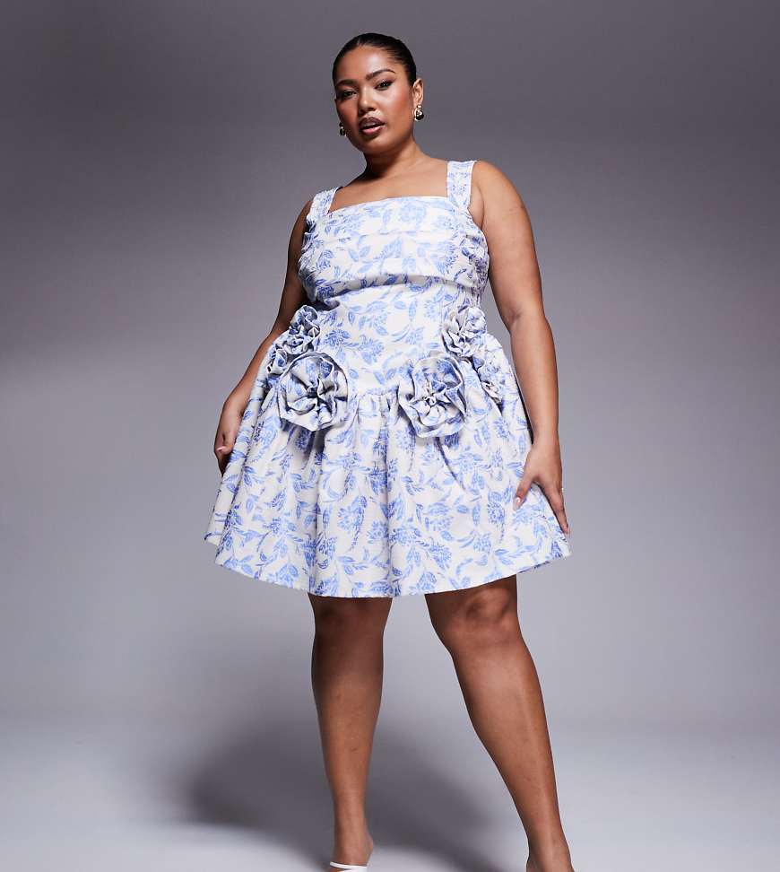 ASOS LUXE Curve - Mini-Skaterkleid aus Jacquard mit floralem Gobelinmuster, plissierter Brustpartie und Ansteckblumenverzierung-Blau von ASOS Luxe