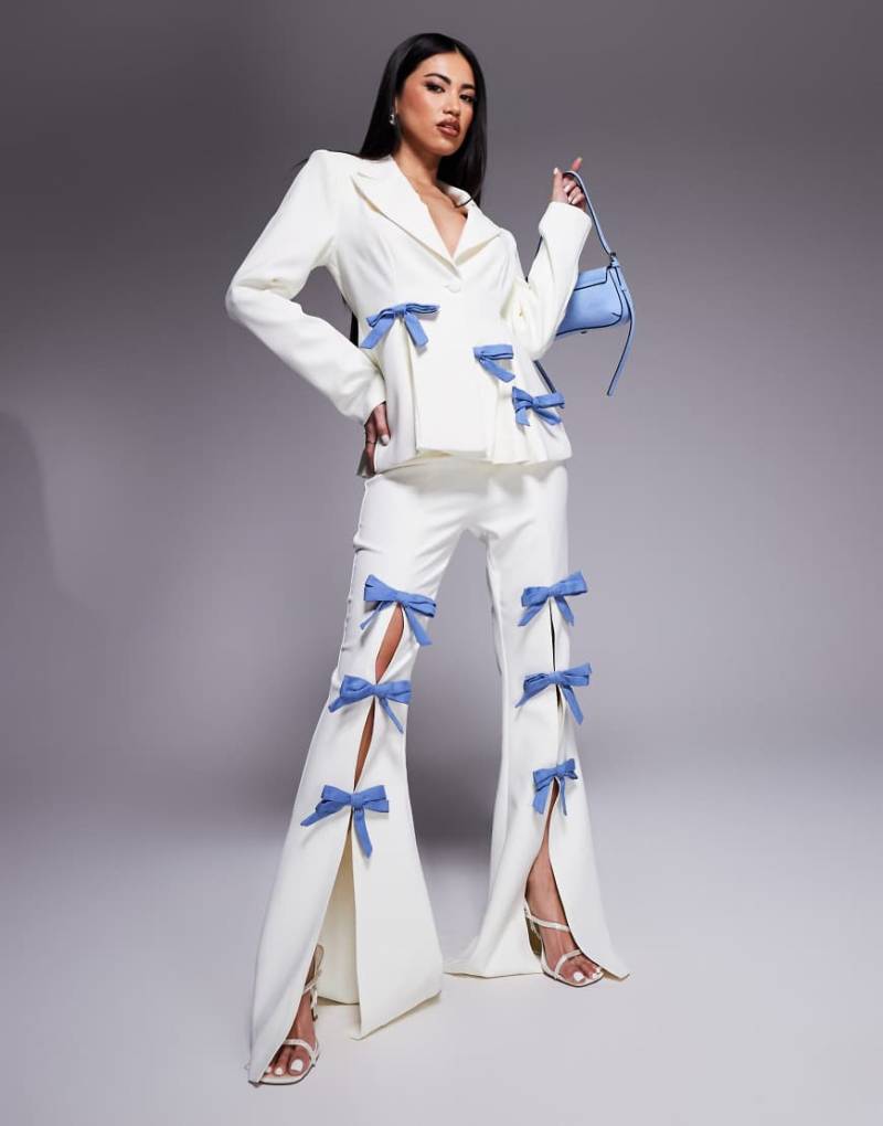 ASOS LUXE - Elegante Hose in Creme mit Denim-Schleifen, Kombiteil-Weiß von ASOS Luxe