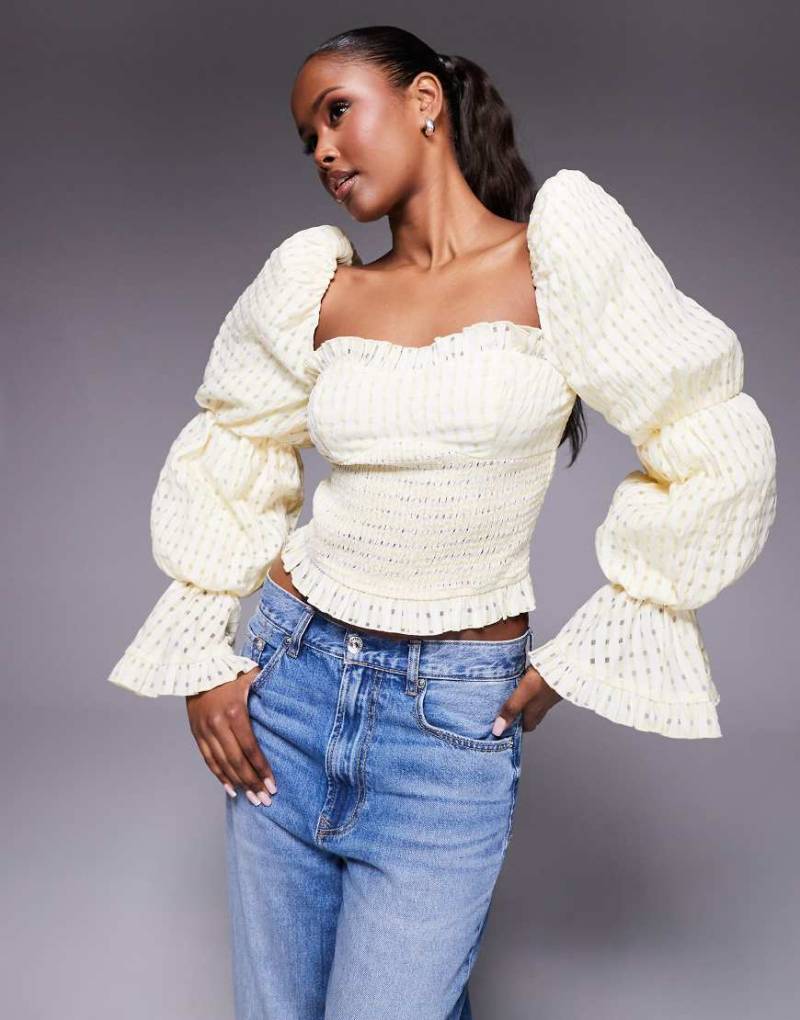 ASOS LUXE - Gesmoktes Oberteil in Buttermilch mit Textur, Puffärmeln und Vichy-Karos-Gelb von ASOS LUXE