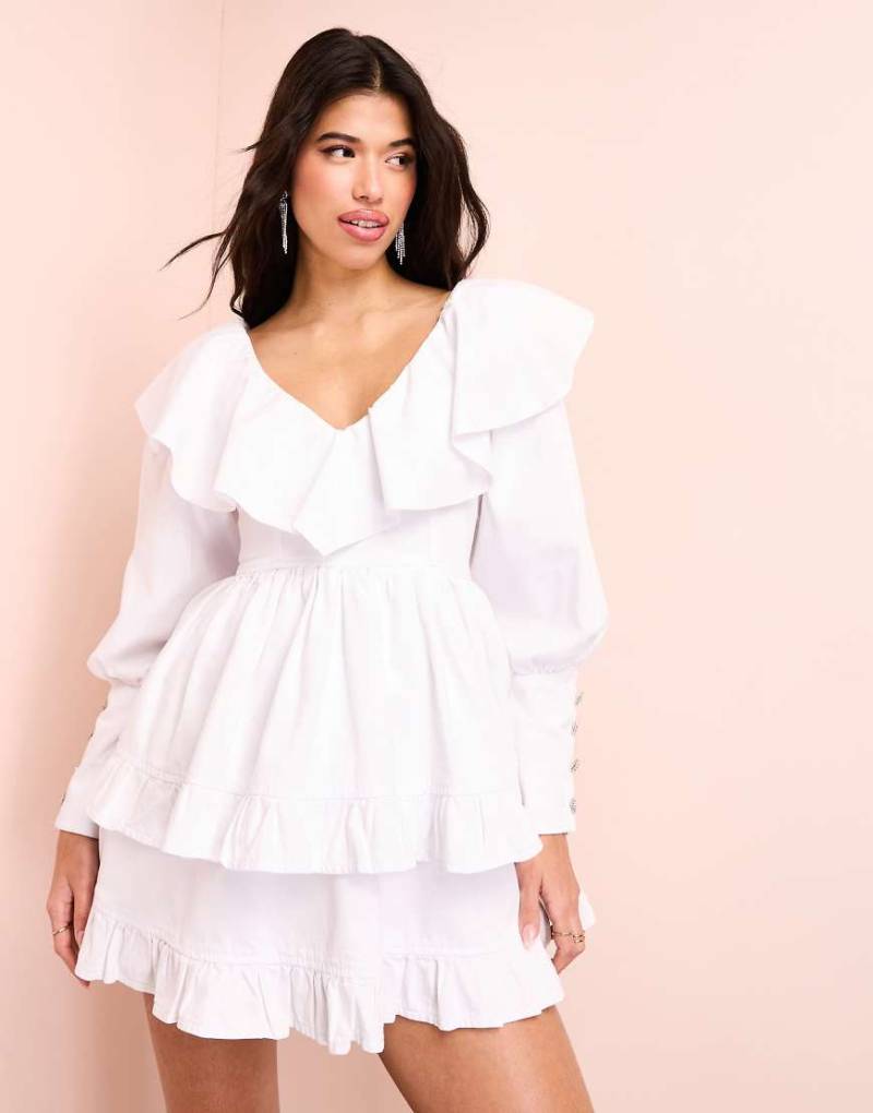 ASOS LUXE - Gestuftes Mini-Jeanskleid in Weiß mit Rüschen, Strassknöpfen und tiefem Ausschnitt von ASOS LUXE