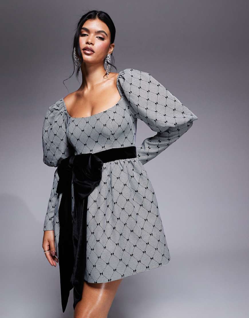 ASOS LUXE - Minikleid in Schwarz und Weiß mit Samtschleife, Puffärmeln und beflocktem Schleifenmuster-Bunt von ASOS Luxe