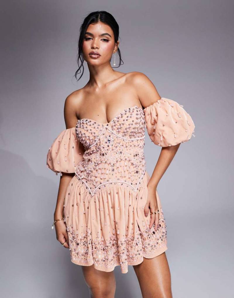 ASOS LUXE - Schulterfreies Minikleid aus Samt in Pfirsich mit Puffärmeln und Schmucksteinverzierung-Blau von ASOS LUXE