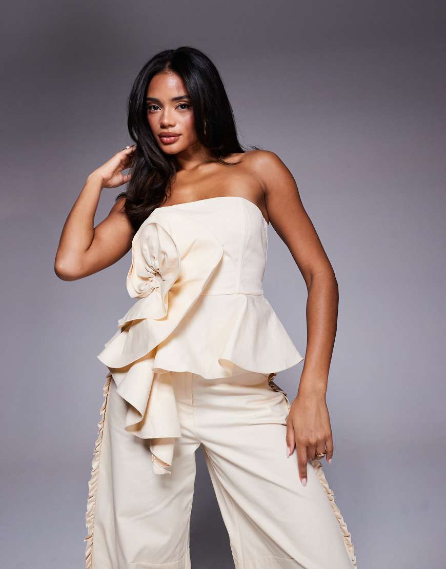 ASOS LUXE - Trägerloses Oberteil aus Baumwoll-Twill in Buttermilchgelb mit Stoffblumen-Detail, Kombiteil von ASOS Luxe