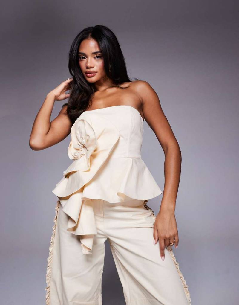 ASOS LUXE - Trägerloses Oberteil aus Baumwoll-Twill in Buttermilchgelb mit Stoffblumen-Detail, Kombiteil von ASOS Luxe