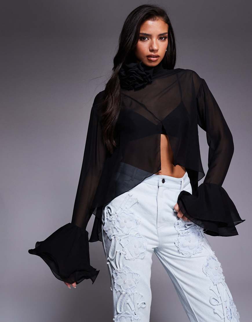 ASOS LUXE - Transparentes, hochgeschlossenes Oberteil in Schwarz mit Blumendetail von ASOS Luxe