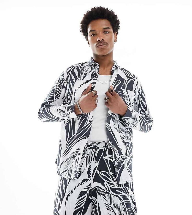 ASOS MADE IN KENYA - Langärmliges Hemd mit Palmenprint-Bunt von ASOS MADE IN