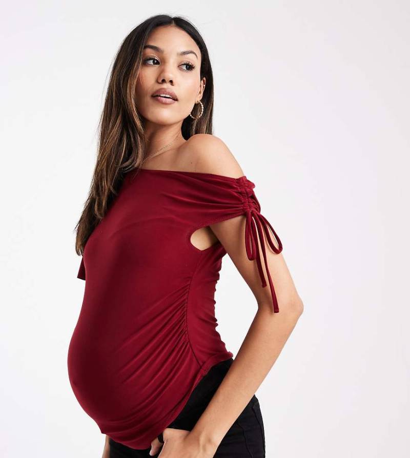 ASOS DESIGN Maternity - Anschmiegsames Oberteil in Burgunderrot mit asymmetrischer Schulterpartie und Raffung, Umstandsmode-Lila von ASOS Maternity