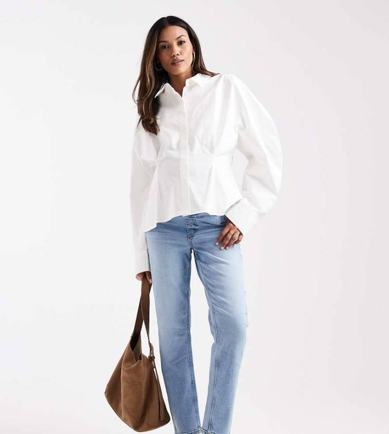 ASOS DESIGN Maternity - Bequeme Mom-Jeans in Mittelblau mit schmalem Schnitt von ASOS Maternity