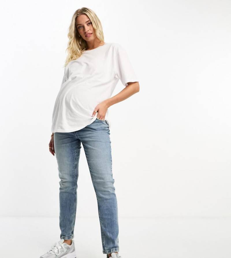 ASOS DESIGN Maternity - Bequeme Mom-Jeans in Mittelblau mit schmalem Schnitt von ASOS Maternity