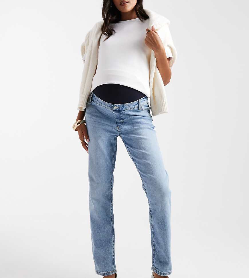 ASOS DESIGN Maternity - Bequeme Mom-Jeans in Mittelblau mit schmalem Schnitt ASOS DESIGN Maternity - Bequeme Mom-Jeans in Mittelblau mit schmalem Schnitt von ASOS Maternity