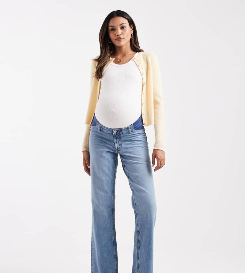 ASOS DESIGN Maternity - Bequeme Stretch-Jeans in hellem Mittelblau mit geradem Bein von ASOS Maternity