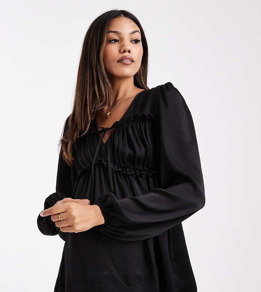 ASOS DESIGN Maternity - Bluse in Schwarz mit Bindeband vorne und gerafftem Detail hinten, Umstandsmode ASOS DESIGN Maternity - Bluse in Schwarz mit Bindeband vorne und gerafftem Detail hinten, Umstandsmode von ASOS Maternity