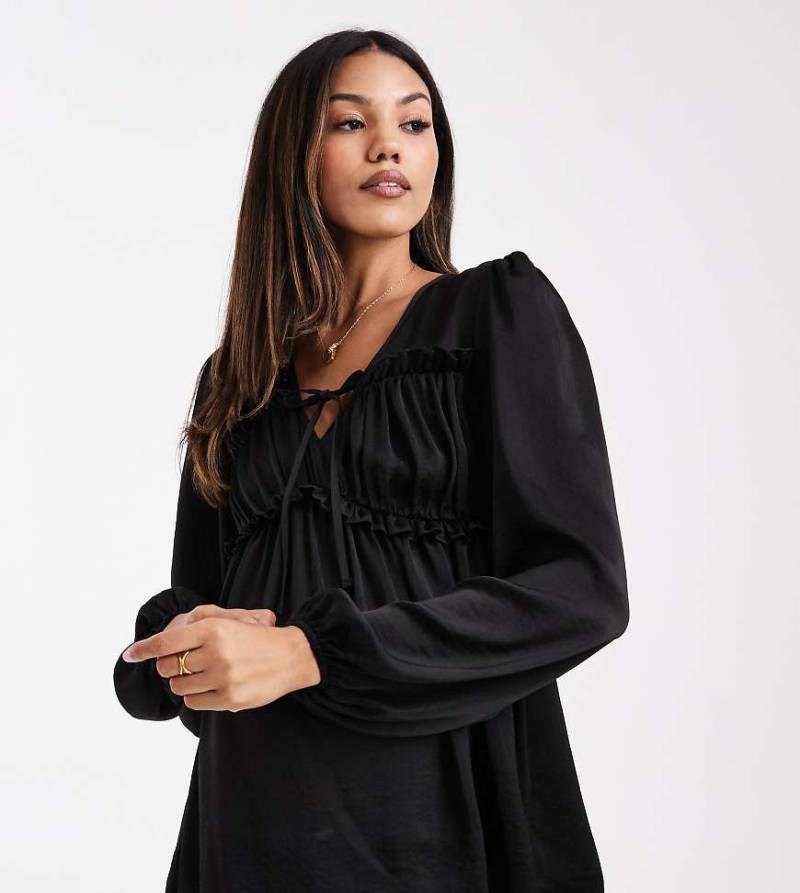 ASOS DESIGN Maternity - Bluse in Schwarz mit Bindeband vorne und gerafftem Detail hinten, Umstandsmode von ASOS Maternity