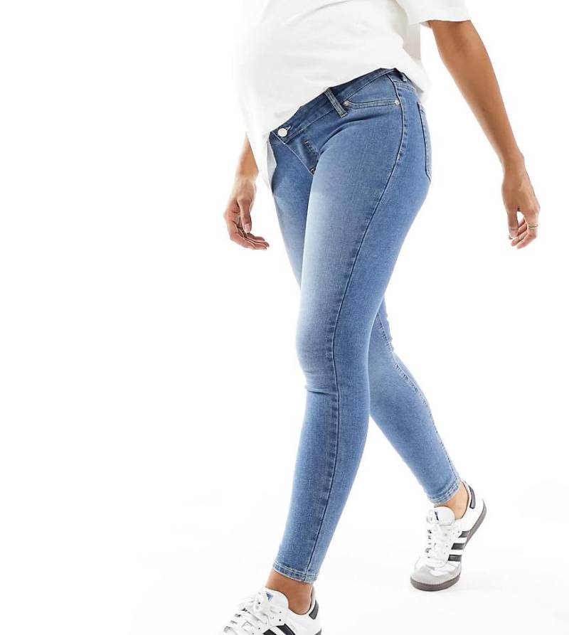 ASOS DESIGN Maternity - Enge Jeans in Mittelblau von ASOS Maternity