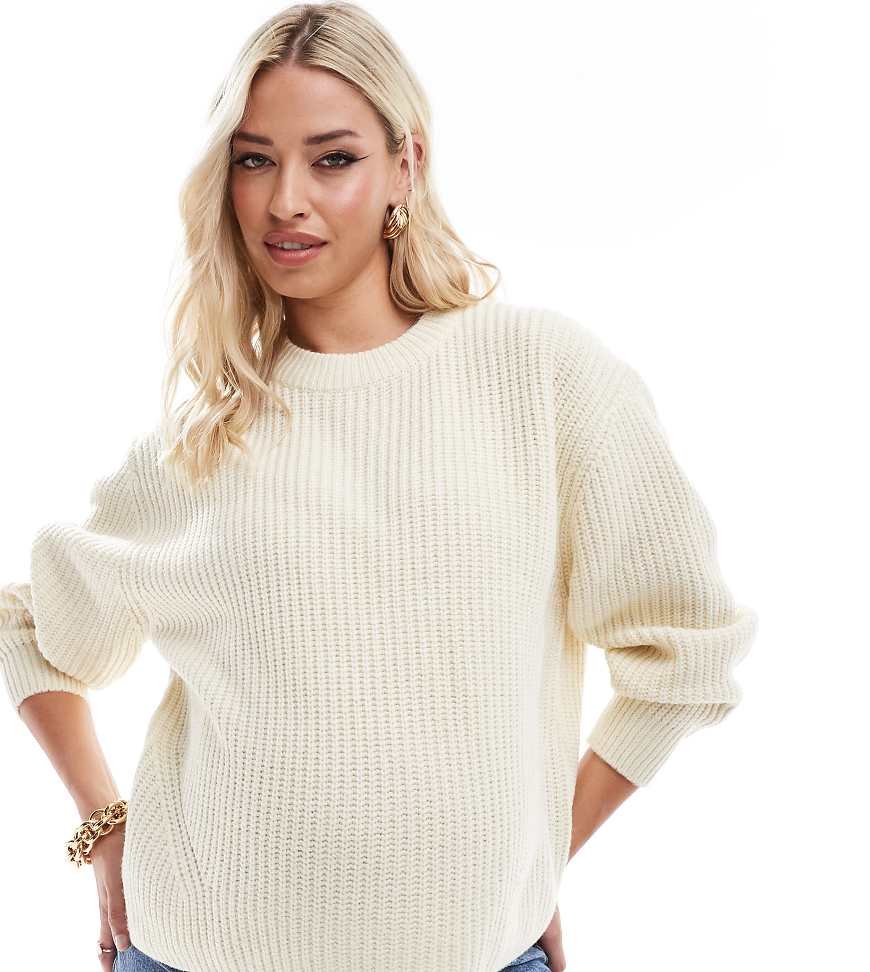 ASOS DESIGN Maternity - Gerippter Grobstrickpullover in Creme mit Rundhalsausschnitt-Weiß von ASOS Maternity