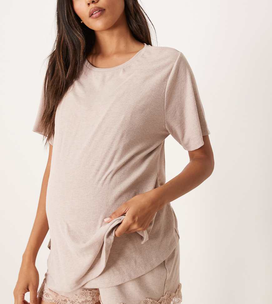 ASOS DESIGN Maternity - Gerippter Pyjama aus T-Shirt und Shorts in Braun mit Spitzenborte, Umstandsmode ASOS DESIGN Maternity - Gerippter Pyjama aus T-Shirt und Shorts in Braun mit Spitzenborte, Umstandsmode von ASOS Maternity